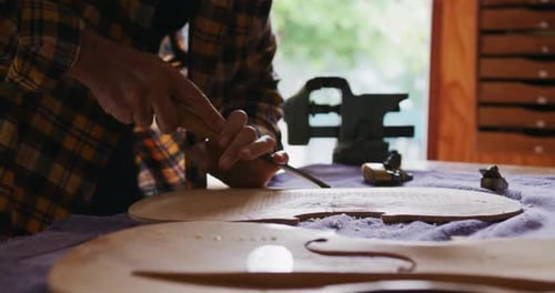 Luthier au travail dans son atelier