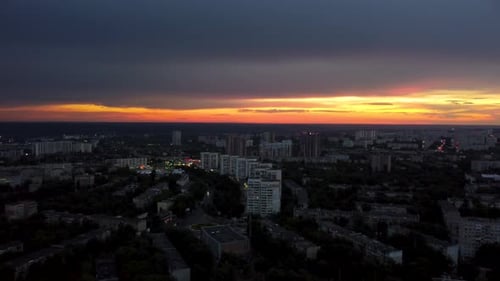 Epischer Sonnenuntergang aus der Luft im Wohnviertel der Stadt