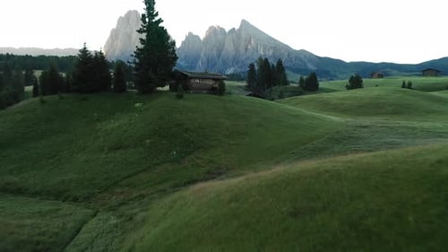 Vídeo aéreo del amanecer en las montañas de los Dolomitas