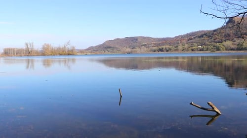 Wassergefülltes Feuchtgebiet in Wisconsin an einem strahlend klaren Herbsttag. Reflexionen im Wasser.