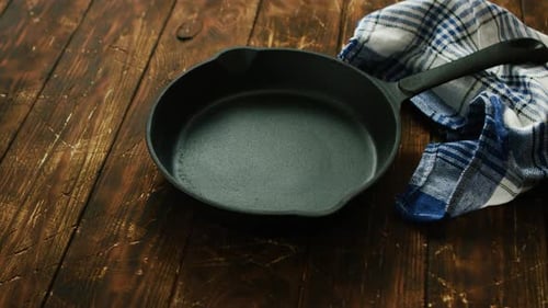 Poêle en fonte sur table