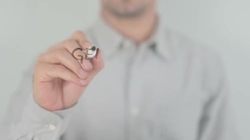 Bankier schreibt auf transparentem Bildschirm