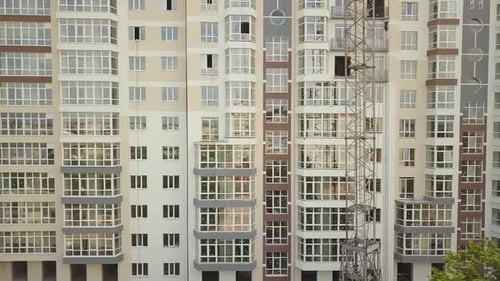 Vista aérea de un edificio residencial alto en construcción en una ciudad.