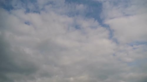 Wolken bewegen sich sanft am blauen Himmel. Zeitraffer