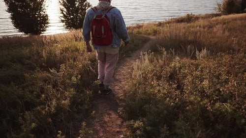 Entspannen beim Wandern und Erkunden der Natur