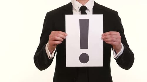 Hombre de traje con un signo de exclamación