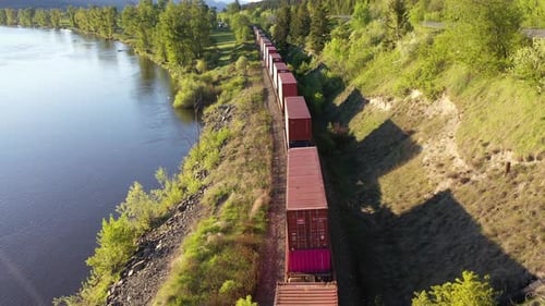 Vista aérea del tren de carga que pasa por un río