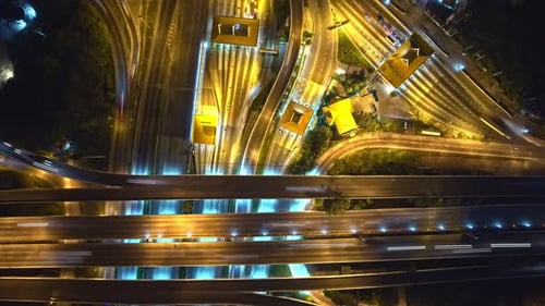 4K : Prise de vue aérienne par Drone hyperlapse d'une route autoroutière en mouvement rapide.