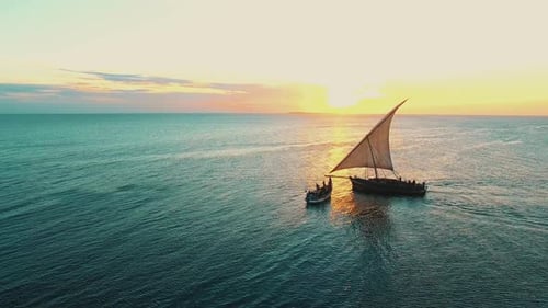 dhow de madera de pescadores navegando al atardecer en Zanzíbar