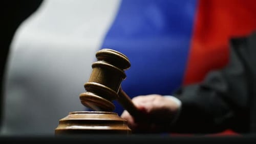 Juge Avec Marteau Dans Sa Main Martelant Contre L'ondulation Du Drapeau Russe Salle D'audience