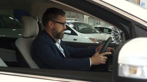 El gerente de ventas llega al automóvil con el cliente dentro