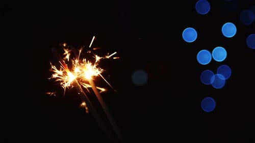 Wunderkerze vor defokussiertem Hintergrund