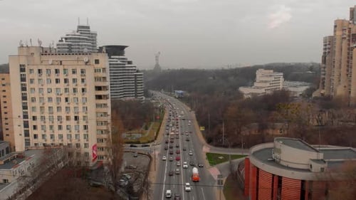 Drohne fliegt mit Autos und Lastwagen über eine Straße