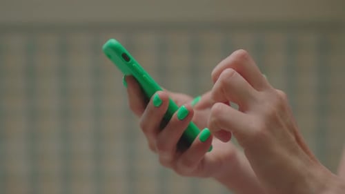 Nahaufnahme weiblicher Hände mit dem Handy und Surfen im Internet