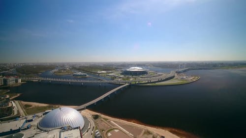 Über eine Küstenstadt in Russland fliegen