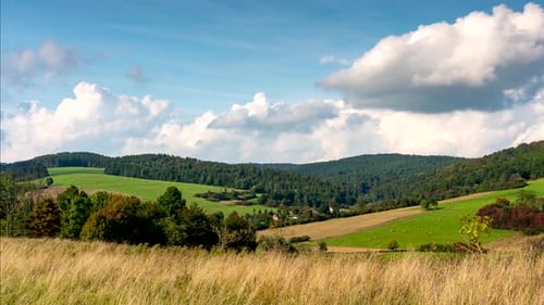 Wolken und Schatten bewegen sich.