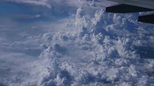 Flugzeug fliegt über Wolken
