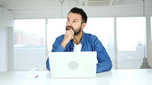 Denkender nachdenkender Mann arbeitet an einem neuen kreativen Projekt