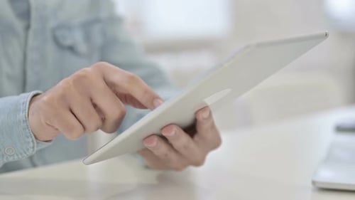 Nahaufnahme eines Mannes mit Tablet