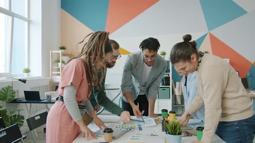 Vergrößern Sie Zeitlupe kreativer Jugendlicher, die im Büro über die Farben von Smartphone-Anwendungen