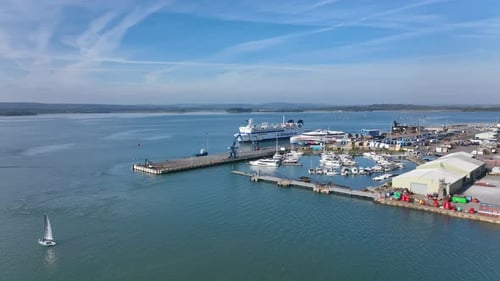 Port et quais de Poole au Royaume-Uni pendant l'été