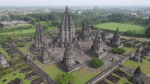 Luftaufnahme des Hindu-Tempels Prambanan in Yogyakarta, Indonesien.