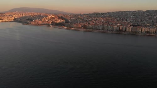 Plusieurs tirs de Drone par un après-midi ensoleillé à Izmir, la troisième plus grande ville de Turquie. Magnifique Aegea