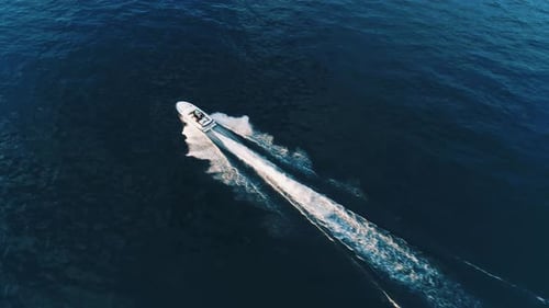Bateau à moteur sur le lac