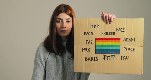 Niña ucraniana sosteniendo un cartel contra la guerra en su mano