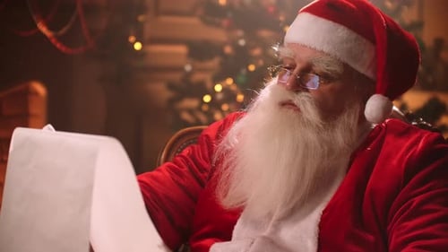 Santa Claus está leyendo la lista de buenos niños y deseos en su residencia en el Polo Norte, Milagro en