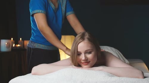 Frau genießt Rückenmassage im Spa. Freizeit, Gesundheit, Luxus-Lifestyle-Konzept