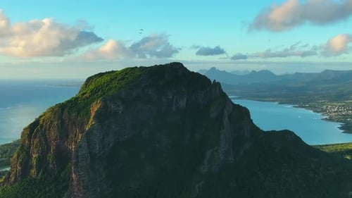 Malerische Landschaft Wilde Natur Tropische Insel mit felsigen Bergen, bewachsenem dichtem grünem Dschungelbaum
