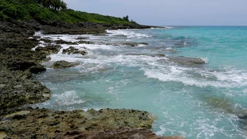 Vague de mer écrasante sur la plage