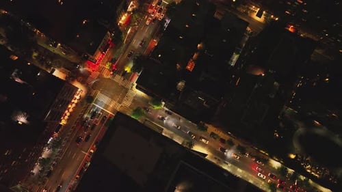 Manhattan Skyline bei Nacht mit blinkenden Stadtlichtern