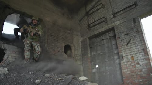 Escouade armée qui descend dans un bâtiment abandonné