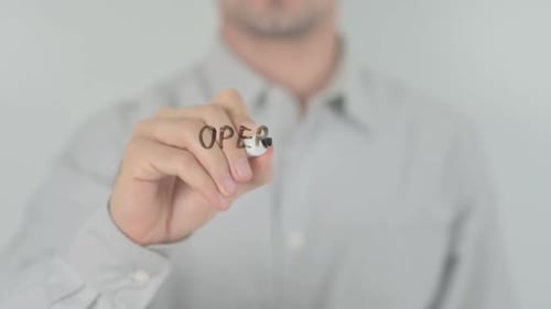 Selbstbedienungsmann von ESS, der auf transparentem Bildschirm schreibt