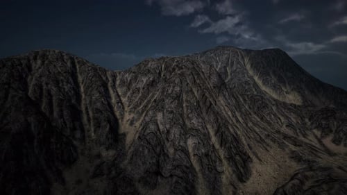 Montaña oscura con las nubes oscuras