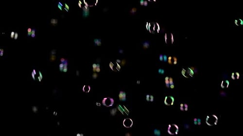 Des bulles de savon de différentes tailles et couleurs volent. Fonds Arrière-plans