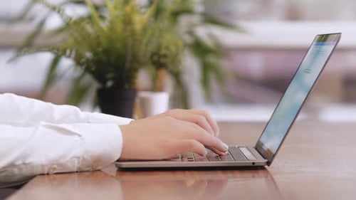 Mann arbeitet am Laptop