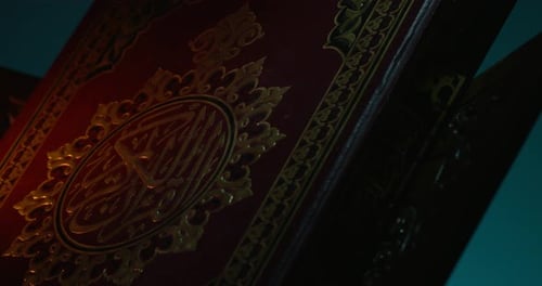 Einband zum Heiligen Koran auf Buchablage mit Gebetsperlen