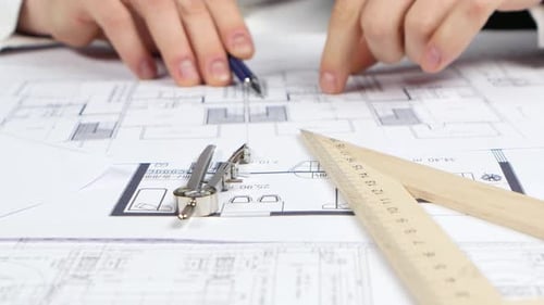 Le concepteur vérifie les données pour la reconstruction du magasin. Gros plan