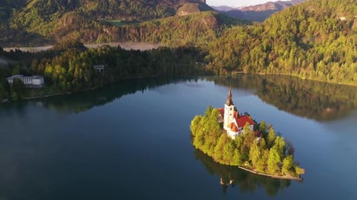Flug über den Bleder See in Richtung Hügel und Berge