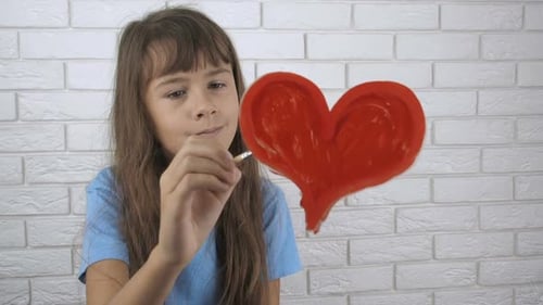 Un niño dibuja un corazón