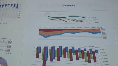 Geschäftsgrafiken auf dem Schreibtisch im Büro