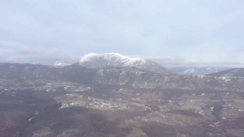 Images de Drone 4K des montagnes avec le sommet de Stol dans les Balkans