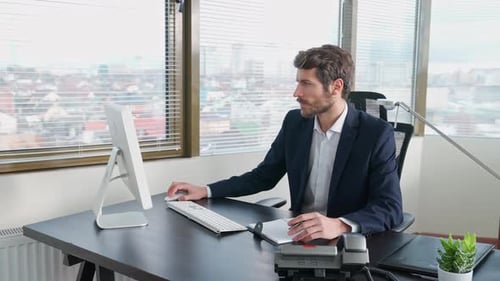 Homme d'affaires travaillant à un ordinateur assis au bureau de travail Bourreau de travail au travail Manager écrit le