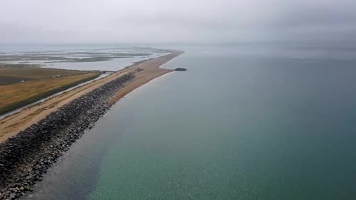 Imágenes aéreas volando en un día frío y nublado en Bournemouth en el acantilado sur junto al océano