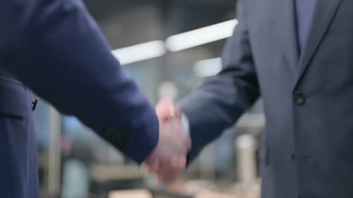Zeitlupe von Geschäftsleuten beim Händeschüt