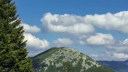 Zeitraffer Wolken bewegen sich über Berg- und Waldlandschaft