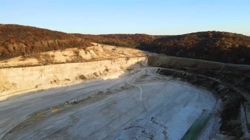 Vue aérienne d'un site minier à ciel ouvert de matériaux calcaires pour l'industrie de la construction avec des excavatrices